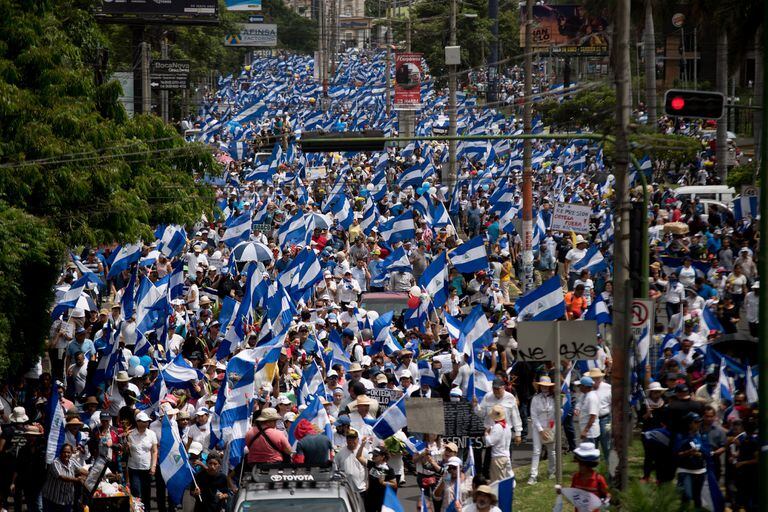 Manifestantes ondean banderas de Nicaragua durante una protesta contra el gobierno del presidente Ortega en Managua