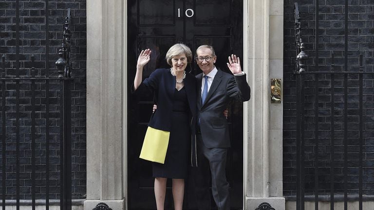 Tras ser elegida, Theresa May posó junto a su marido Philip frente a Downing Street