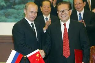 Jiang Zemin junto a Vladimir Putin en una reunión en Pekín