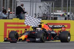 Verstappen triunfa en Italia y presiona a Hamilton; está imponiendo su ritmo en el comienzo del campeonato.