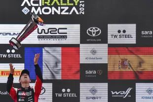 Sebastien Ogier juega con el trofeo en Monza; otro título del mundo para el francés