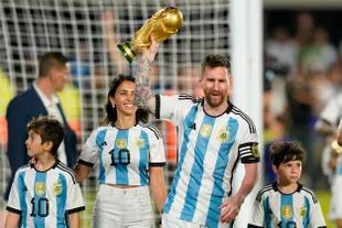 Antonela Roccuzzo y sus hijos acompañaron a Messi en la vuelta olímpica