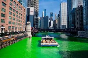 La ciudad de EE.UU. que celebra el Día de San Patricio pintando un río de verde