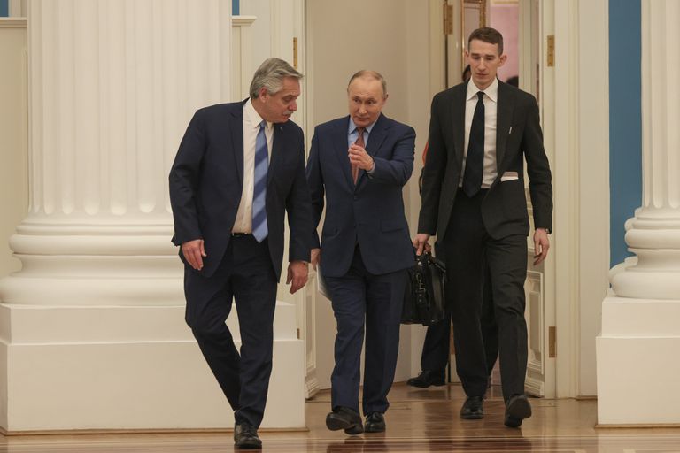 Putin guides Alberto Fernández through the corridors of the Kremlin Palace