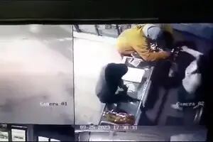 Atendía la panadería con su bebé en brazos, entraron a robarle y amenazaron con matarla