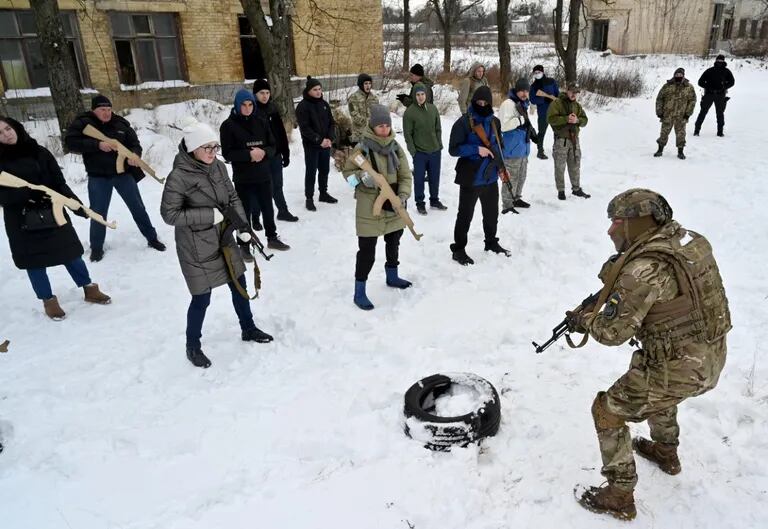 Ejército en las sombras: los civiles ucranianos que se entrenan para una guerra con Rusia - LA NACION