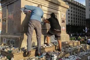 Militantes kirchneristas quitan las piedras que habían puesto los familiares de las víctimas del Covid en Plaza de Mayo