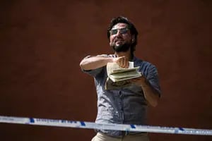 Un manifestante pisoteó, le puso panceta y quemó un Corán frente a la principal mezquita de Estocolmo