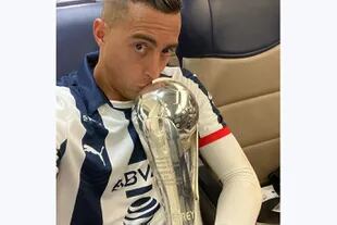 Besando su última Copa, ganada en el Azteca. En 2019 lo pidió Jorge Jesús para Flamengo pero Monterrey dijo que no