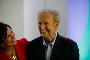 Larisa Andreani con Jacobo Fiterman, uno de los fundadores de arteba, durante el lanzamiento de la 30° edición en el Malba 
