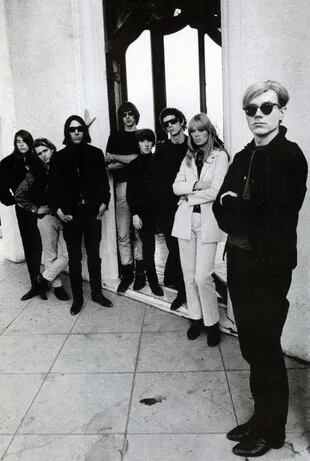 Warhol con la banda The Velvet Underground, banda a la que financió y le hizo el diseño de un álbum