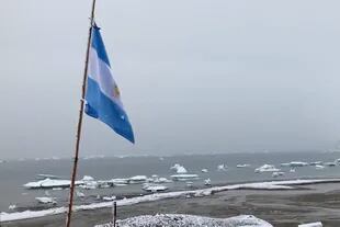 La bandera argentina flamea afuera del refugio Suecia, en la isla de Cerro Nevado, de la Antártida
