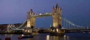 London Bridge, el puente más emblemático y majestuoso de Inglaterra. Cuando el primer ministro inglés escuche "London Bridge ha caído" sabrá de inmediato que la Reina ha muerto.