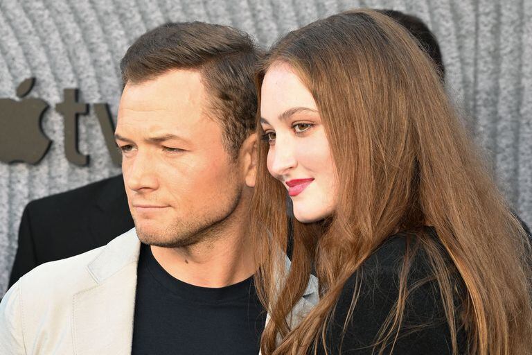 El actor Taron Egerton posó junto a la actriz Karsen Liotta, hija del fallecido actor