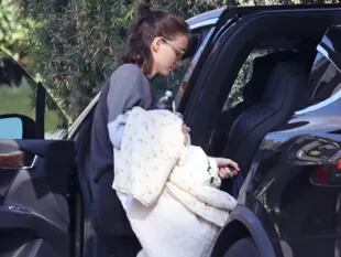 Rooney Mara, a la salida de la casa de unos amigos, tomando la manta para su bebé