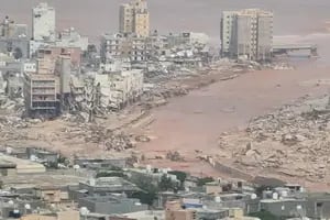 Una fuerte crecida arrasó a una ciudad del norte de África, derrumbó edificios y dejó por lo menos 2000 muertos