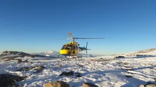 El helicóptero rescatando a los andinistas