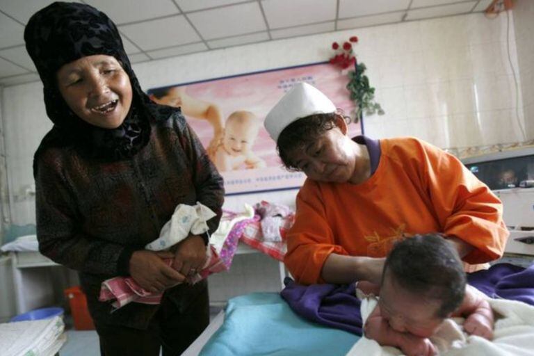 El personal sanitario chino lleva muchos años dando masajes a los bebés