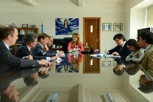 La ministra de Industria, Débora Giorgi (al centro) estuvo reunida con ejecutivos de Samsung y de Mirgor