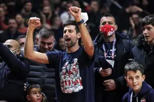 Sin barbijo en un estadio “abarrotado”: la pista más firme del contagio de Djokovic