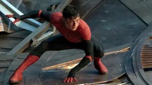 En esta imagen difundida por Sony Pictures, Tom Holland actúa en una escena de "Spider-Man: No Way Home" de Columbia Pictures. (Sony Pictures vía AP)