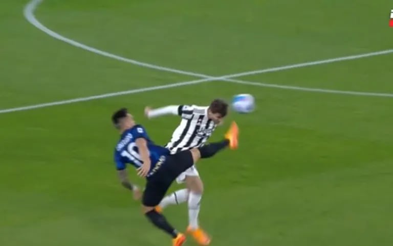 Caliente Juventus – Inter: Lautaro Martínez perdió la pierna y cortó la cara de un rival