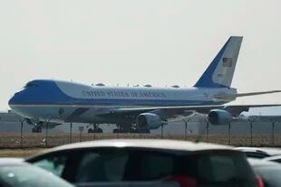 El Air Force One, que transporta al presidente estadounidense Joe Biden, aterriza en el aeropuerto de Rzeszow-Jasionka, en el sureste de Polonia, el viernes 25 de marzo de 2022. 