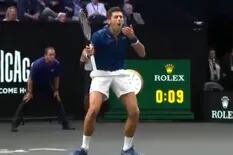 Djokovic le pegó un pelotazo en la espalda a Federer: la reacción del serbio