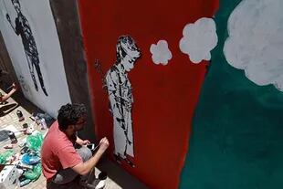 Murad Subay, el "Bansky árabe" pintando en la ciudad de Hodeida.