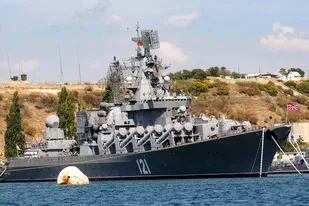 El crucero lanzamisiles ruso Moskva, el buque insignia de la flotilla rusa en el Mar Negro, atracado el 11 de septiembre de 2008, en el puerto de Sevastopol.  (AP Foto, Archivo)