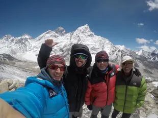 Sergi Mingote, Juan Pablo Mohr y Carlos Garranzo junto a Jorge Salazar en Kala Patthar durante la expedición al Lhotse en 2019