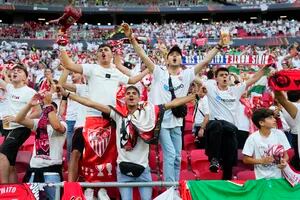 Con presencia de argentinos, Sevilla y Roma definen la Europa League: Ocampos y Dybala, titulares