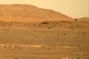 Auf diesem Bild vom 30. April 2021, das von der Raumsonde Mars Persistence aufgenommen und von der NASA veröffentlicht wurde, ist der Mars Intelligent Helikopter (rechts) über der Oberfläche des Planeten zu sehen.  (AP, Datei über NASA/JPL-Caltech/ASU/MSSS)