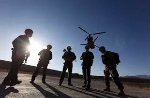 En imagen de archivo del 30 de noviembre de 2017, soldados estadounidenses esperan en la pista en la provincia de Logar, Afganistán