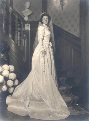 Gabriela Haydeé Begué, en la escalera de roble de Alsina, el día de su casamiento con Carlos Augusto Dassen. 1941.