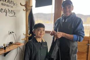 Dyan vive con su papá Joaquín que es analfabeto y se abrió una peluquería en su casa para poder ocuparse de sus cuatro hijos