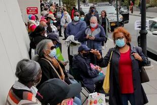 Residentes del condado de Westchester esperan para votar en Yonkers, Nueva York