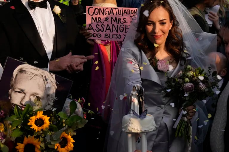 Stella Moris corta um bolo de casamento depois de se casar com o fundador do WikiLeaks, Julian Assange, em uma pequena cerimônia dentro da Prisão de Alta Segurança de Belmarsh, sudeste de Londres, quarta-feira, 23 de março de 2022. (AP Photo/Matt Dunham)