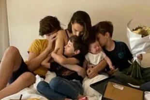 Familia ensamblada: en el Día de la Madre Pampita fue despertada por sus cuatro hijos, Bautista, Beltrán, Benicio y Ana (Crédito: Instagram @PampitaOficial)