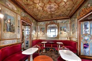 El lujoso interior del Café Florian