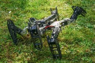 En base a un algoritmo, el robot puede evaluar con qué opciones cuenta para llevar adelante su misión tras una falla en uno de sus patas