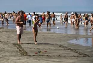 El tejo sigue siendo popular entre las familias en las playas de Pinamar