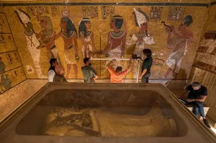 Los especialistas buscan con un georradar la existencia de cámaras ocultas tras la pared norte del recinto funerario de Tutankamón