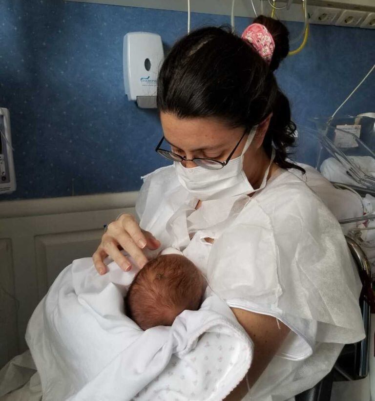Verónica Benegas y Lucía, su hija, en la neonatología del Sanatorio Otamendi