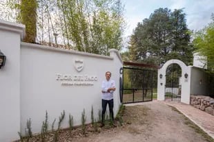 Daniel Hansen en la puerta de sus "pagos".