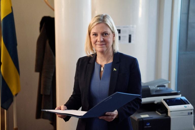 Magdalena Andersson, actual ministra de Finanzas y líder del Partido Demócrata Escolar, posa durante una conferencia de prensa después de ser nombrada la primera primera ministra de Suecia
