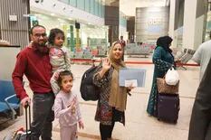 Llega al país la primera familia de refugiados afganos desde la caída de Kabul a manos de los talibanes