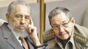 Fidel Castro y su hermano Raúl
