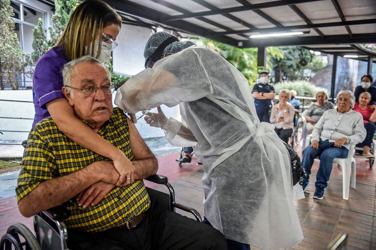 Un anciano es inoculado con la vacuna Sinovac contra COVID-19, en un hogar de ancianos en Medellín, Colombia