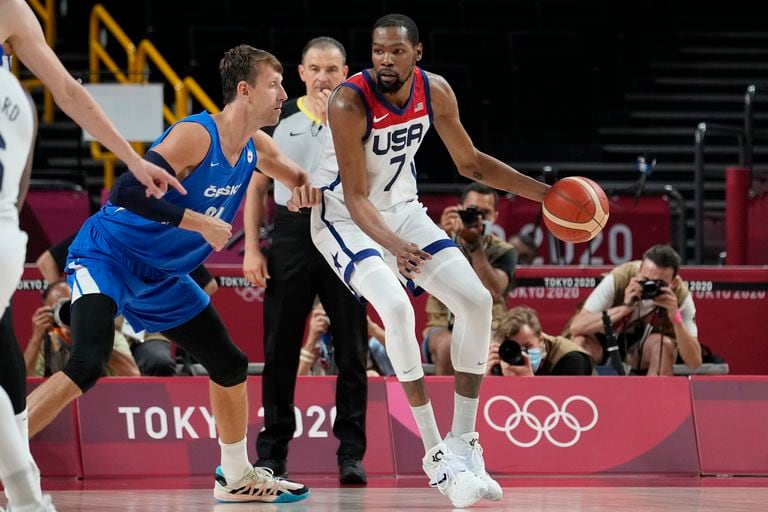 Kevin Durant anotó 23 puntos en el amplio triunfo de Estados Unidos sobre República Checa y le dio una gran mano a la Argentina; el equipo de Hernández, ahora depende de un triunfo ante Japón